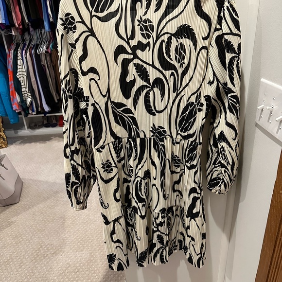 H&M Plisse Dress - balloon sleeve v-neck - Picture 7 of 7